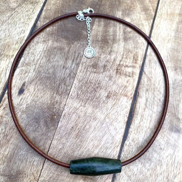 Collier en pierre naturelle pour homme du Guatemala 1 Collier en pierre naturelle pour homme Jade véritable e t cordon cuir